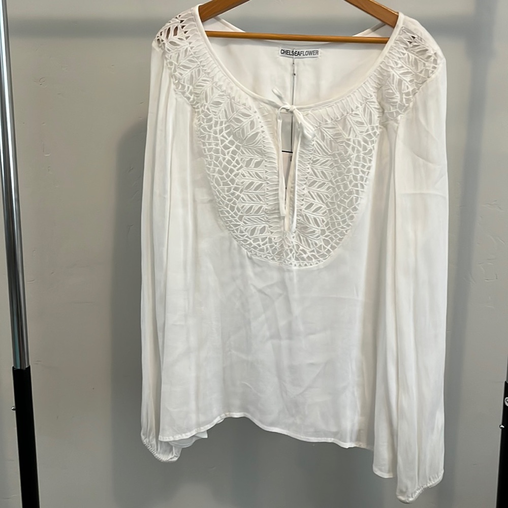 NWT Chelsea Flower white top